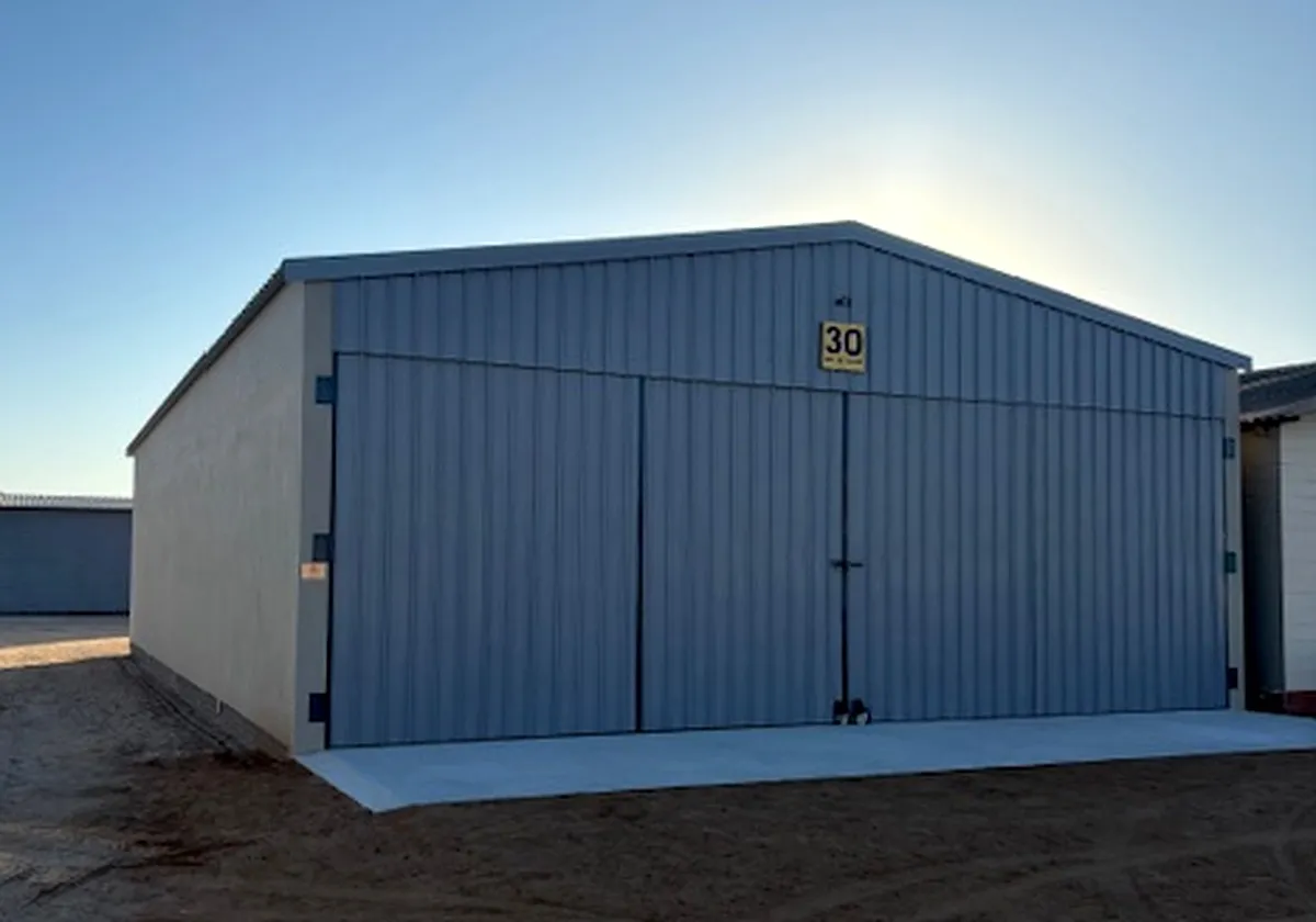 Aircraft Hangar — photograph 3